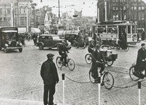 863296 Afbeelding van het drukke verkeer met veel fietsers op en rond de Catharijnebrug te Utrecht, met op de ...